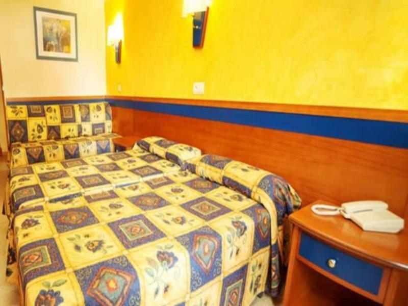 Sahara Nubia Gobi Hotel Ses Cadenes Bagian luar foto A room at the hotel