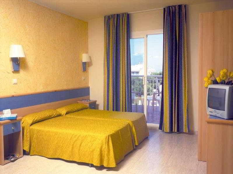 Sahara Nubia Gobi Hotel Ses Cadenes Bagian luar foto A room at a hotel in Malta